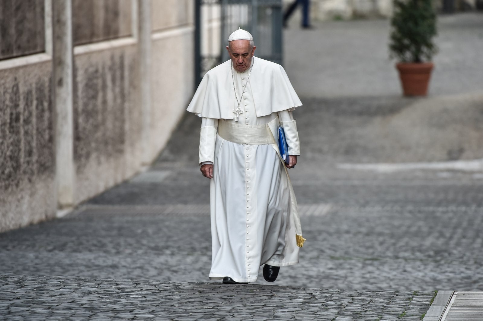 El Papa Francisco llega para la segunda sesión de la mañana del Sínodo de los obispos sobre la Familia en el Vaticano.