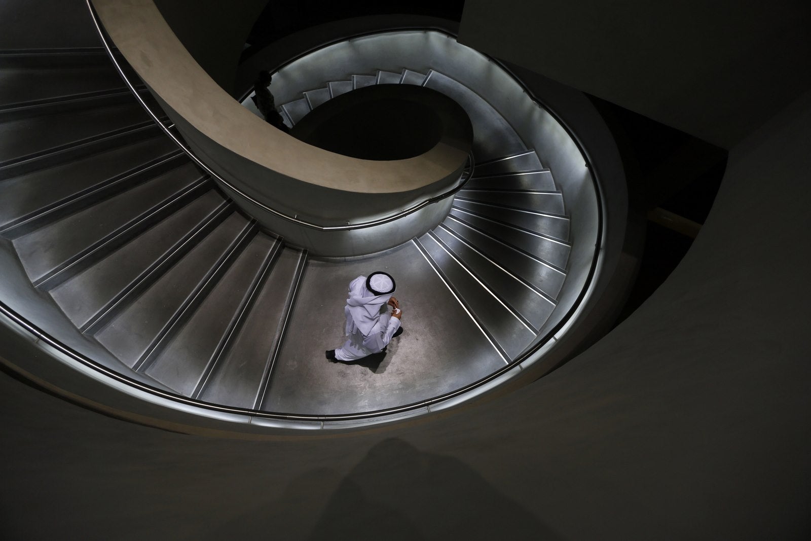 Un hombre camina por las escaleras en la ciudad de Masdar, en las afueras de la rica Emirato de Abu Dhab.