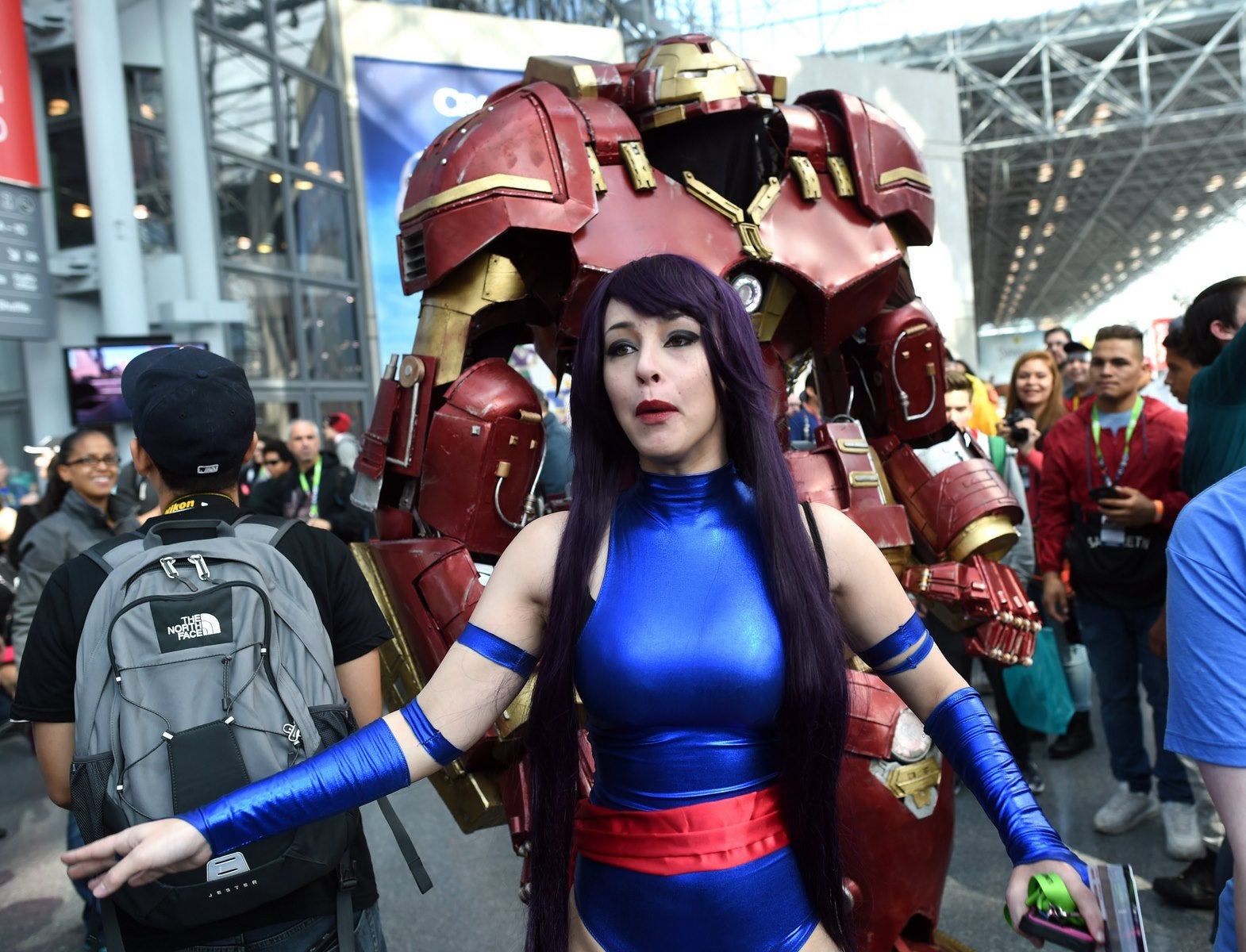 Aficionados llegan New York Comic Con en el Jacob Javits Center.