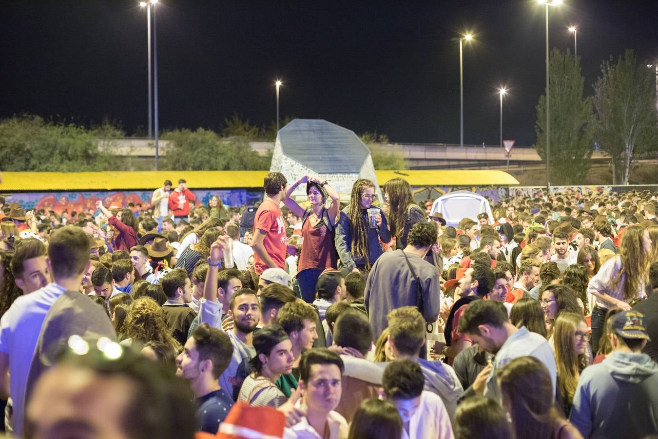 Más de tres mil personas en el botellódromo