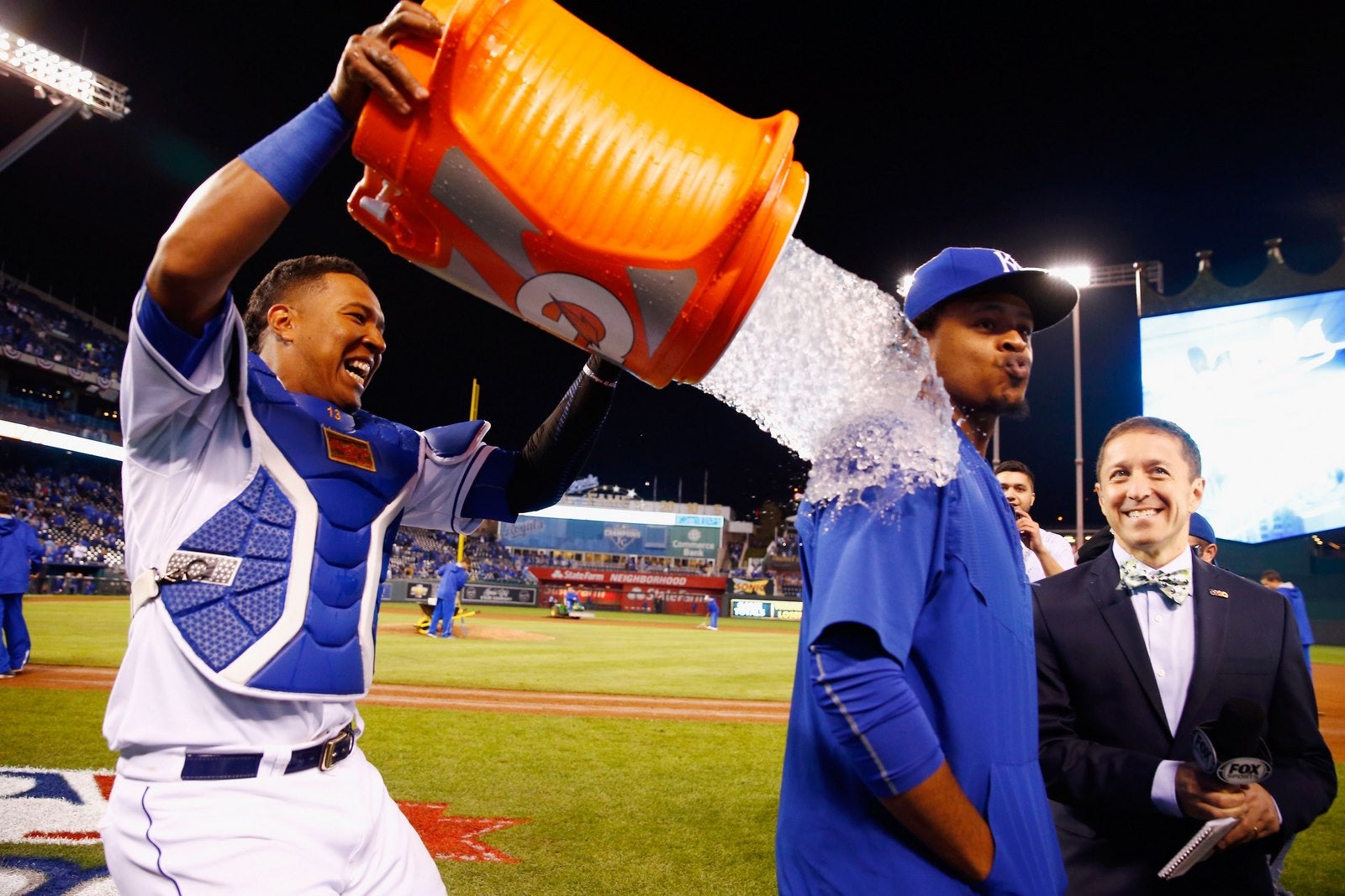 Salvador Pérez de los Reales de Kansas City rocía Edinson Vólquez de los Reales de Kansas.