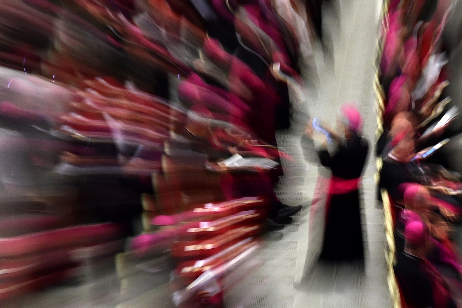 En esta foto realizan con el efecto de zoom, los obispos llegan a la conmemoración del 50 aniversario del Sínodo de los Obispos.