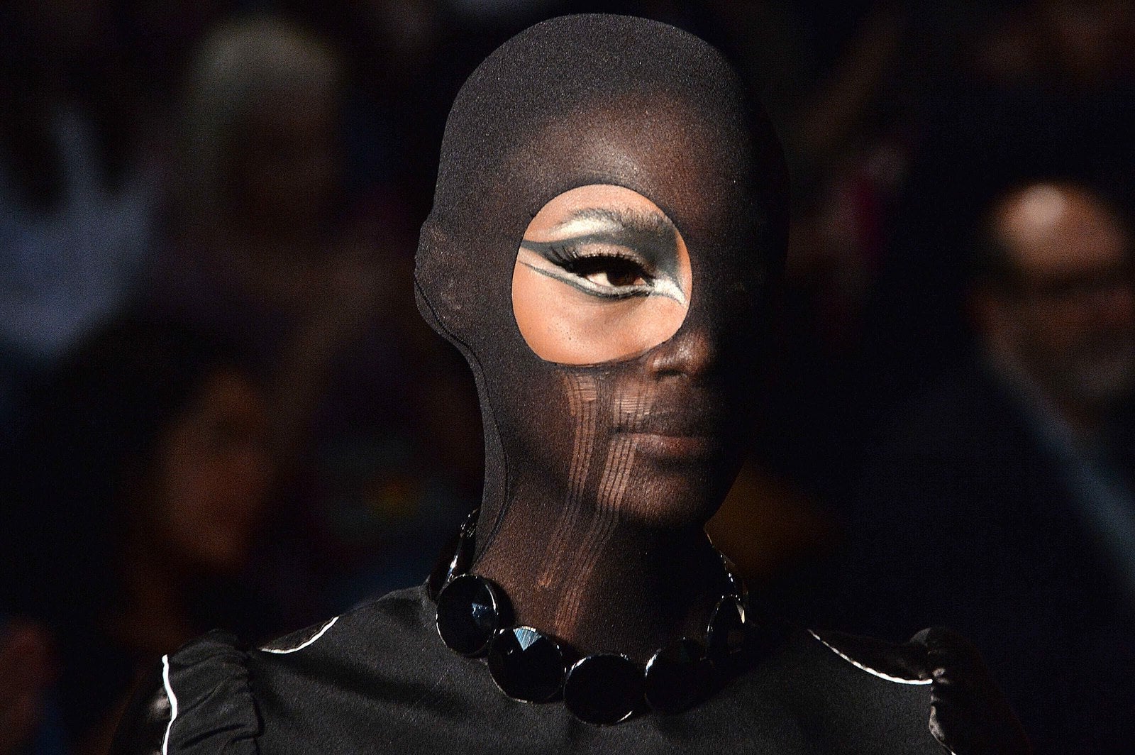 Una modelo presenta una creación de Alexandre Herchcovitch durante la colección de invierno 2016 de la Semana de la moda de Sao Paulo en Sao Paulo Brasil.