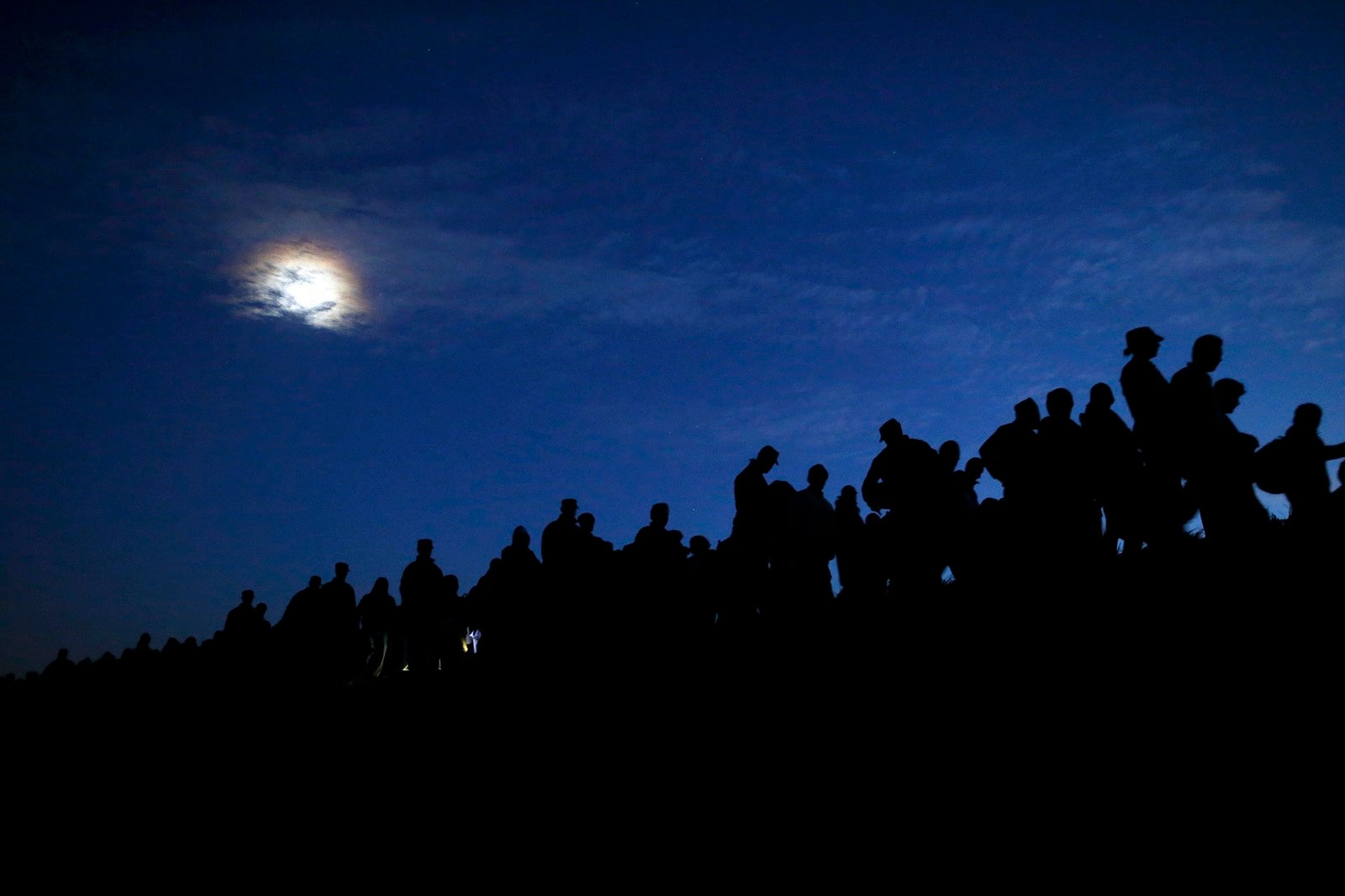 Los inmigrantes caminan desde Dobova hacia un campo de tránsito en Brezice, Eslovenia.