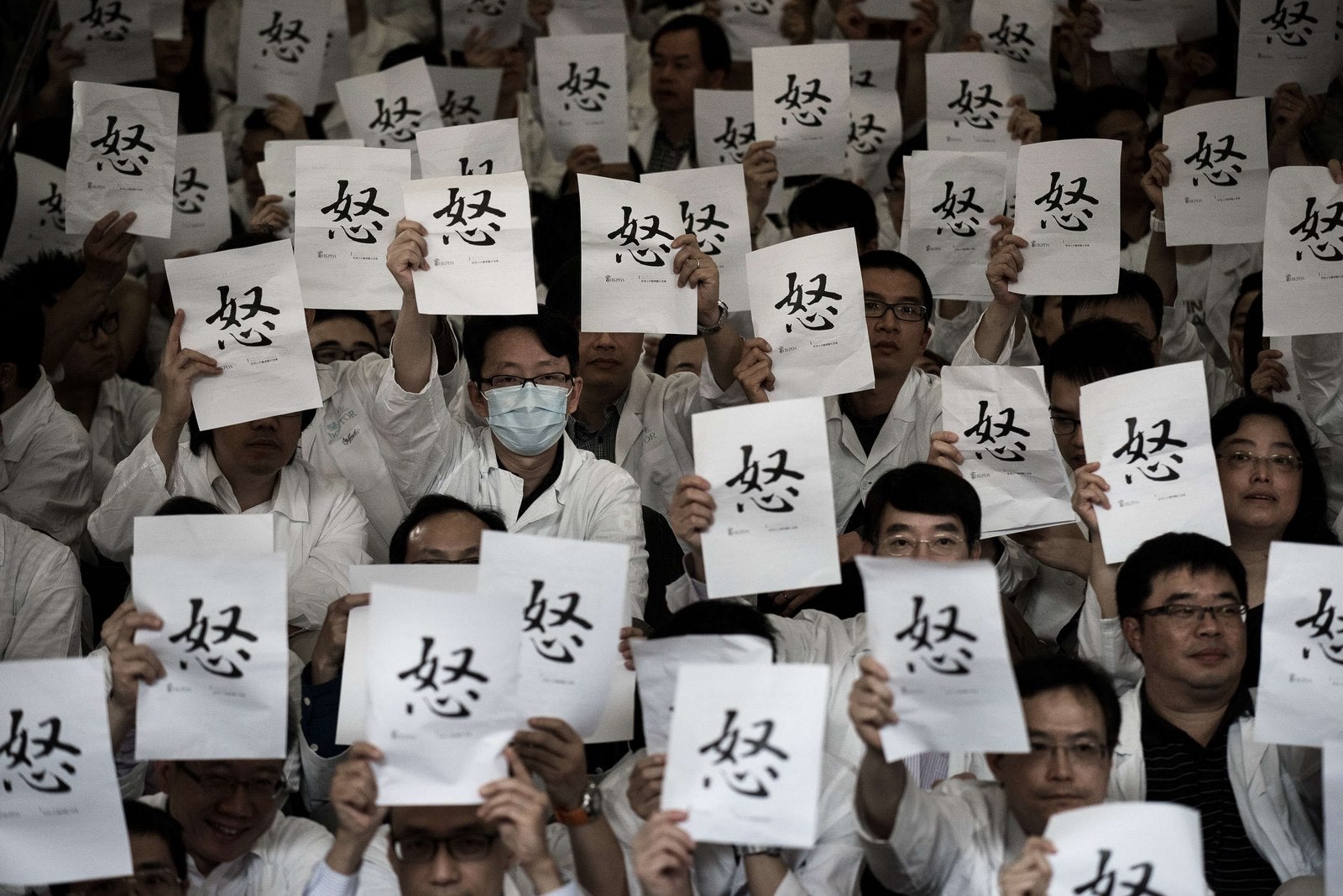 Los miembros de la Asociación de Médicos Públicos participan en una sentada de protesta en el hospital Queen Elizabeth en Hong Kong.