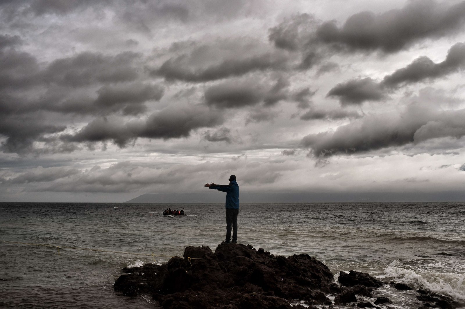 Refugiados y inmigrantes llegan a la isla de Lesbos, después de cruzar el mar Egeo de Turquía.