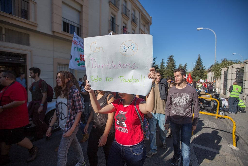 Un millar de estudiantes protestan en el centro de Granada contra la Lomce