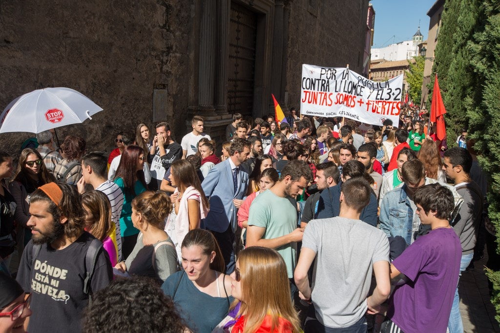 Un millar de estudiantes protestan en el centro de Granada contra la Lomce