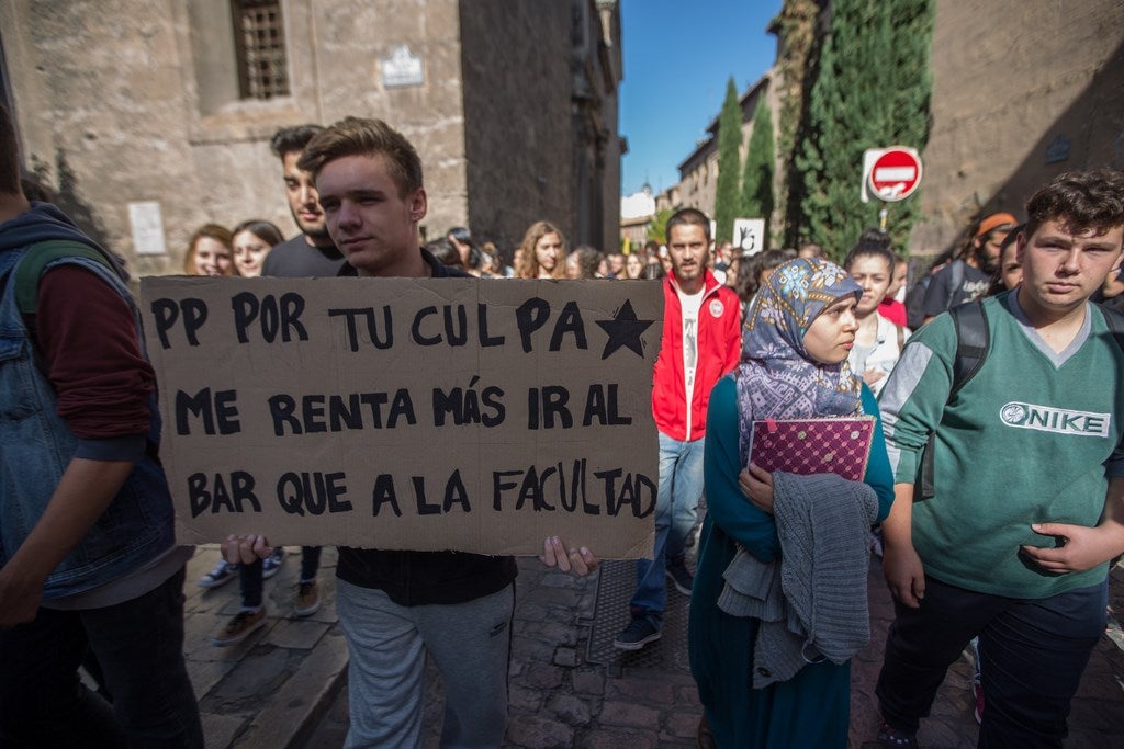 Un millar de estudiantes protestan en el centro de Granada contra la Lomce