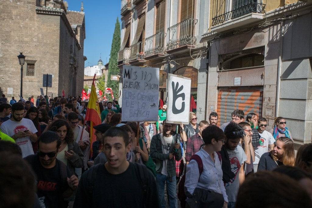 Un millar de estudiantes protestan en el centro de Granada contra la Lomce