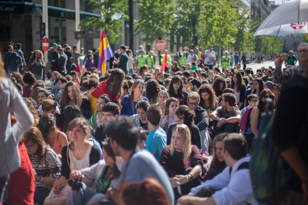 Un millar de estudiantes protestan en el centro de Granada contra la Lomce