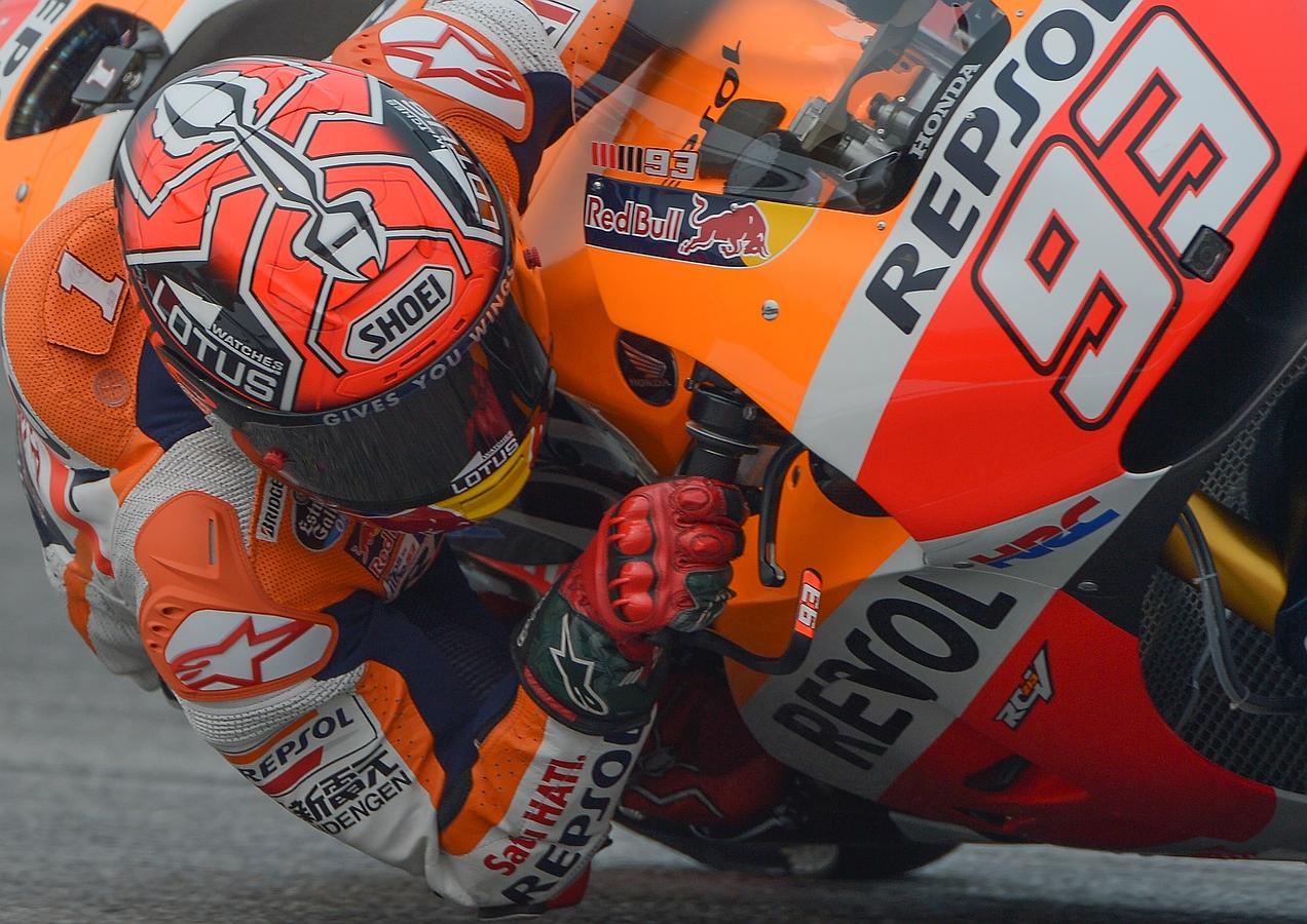 El piloto del Repsol Honda Marc Márquez de España con su moto durante la primera sesión de entrenamientos libres del Gran Premio de Malasia de MotoGP en el Circuito Internacional de Sepang.