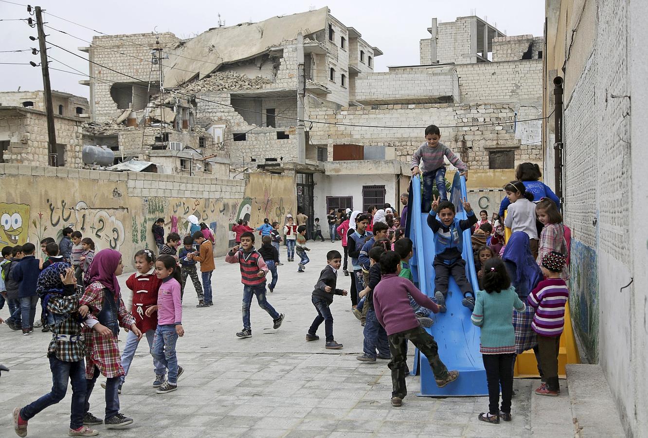 Los estudiantes juegan durante su descanso en el interior de la escuela Hosam Kamel en la zona controlada por los rebeldes de la ciudad Maaret al-Numan en la provincia de Idlib, Siria.