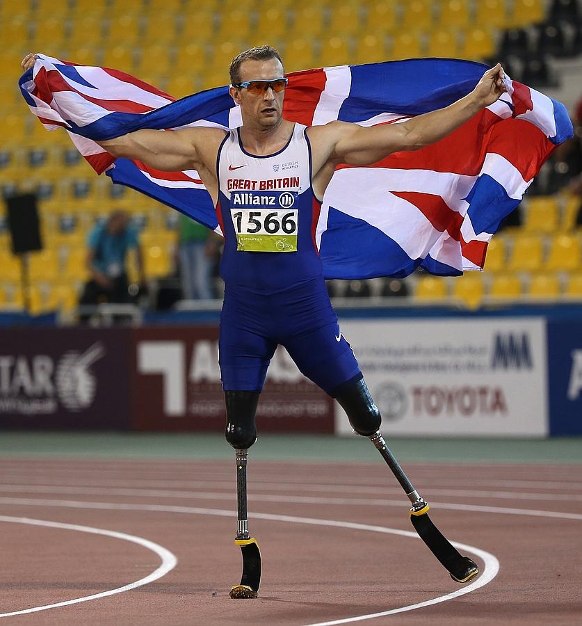 Richard Whitehead de Gran Bretaña celebra su victoria de la final de 200m de  hombres durante el Campeonato Mundial de Atletismo de discapacitados en Suhaim Bin Hamad Stadium, en la capital qatarí de Doha.