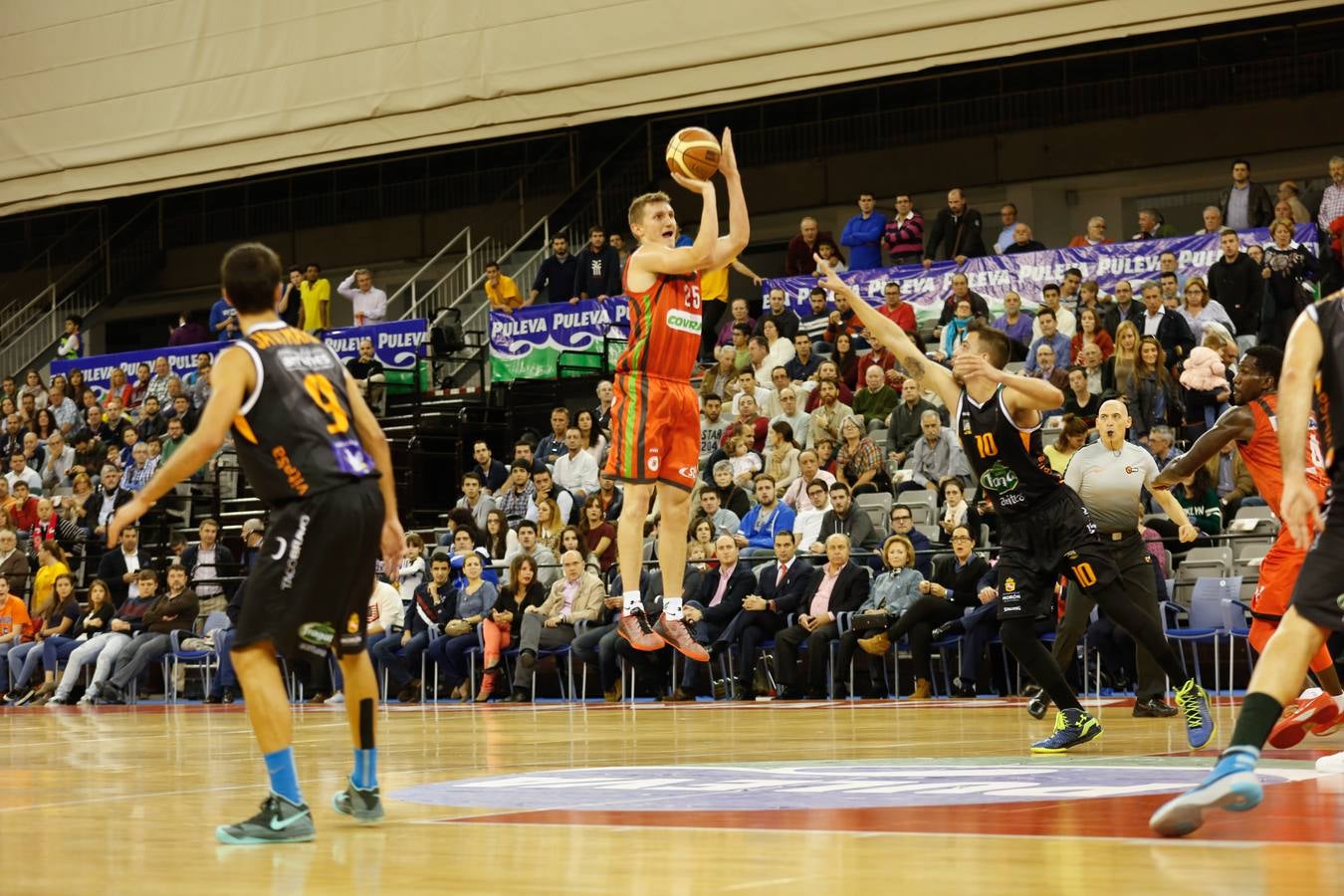 La agonía devuelve el liderato