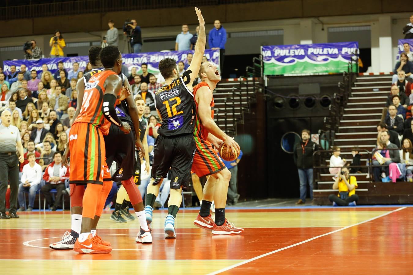 La agonía devuelve el liderato