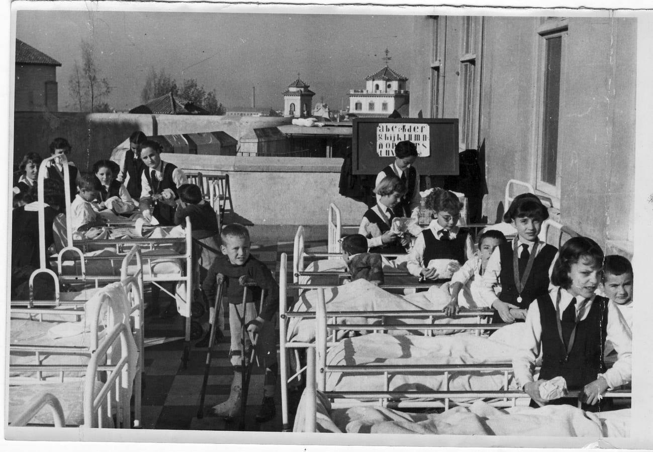 Un grupo de niñas repasa la lección con los pequeños hospitalizados en San Rafael.