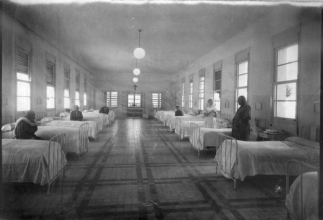 Pacientes en una de las salas del Clínico.