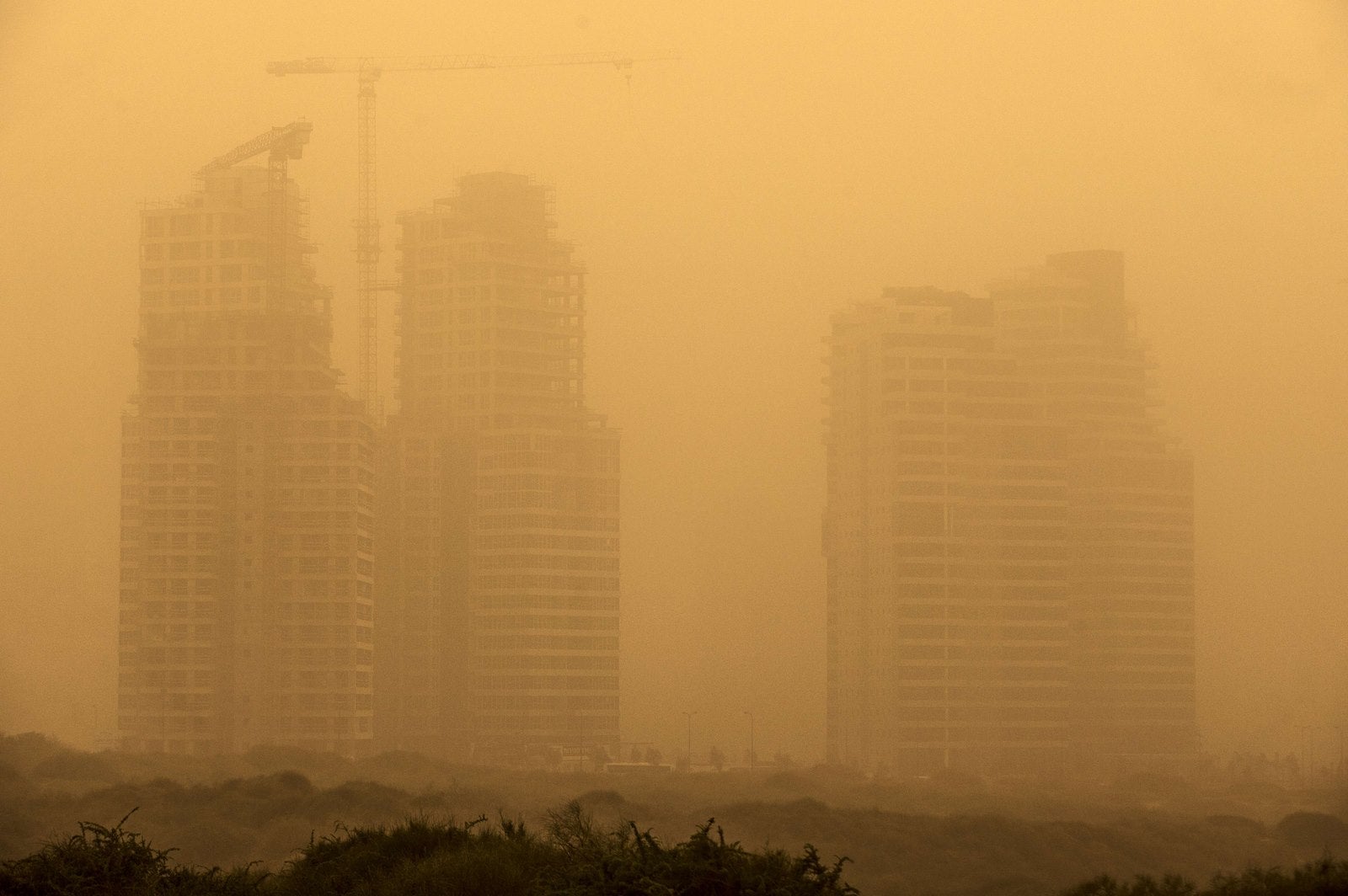Edificios en la ciudad costera israelí de Netanya engullido por el polvo y el clima brumoso.