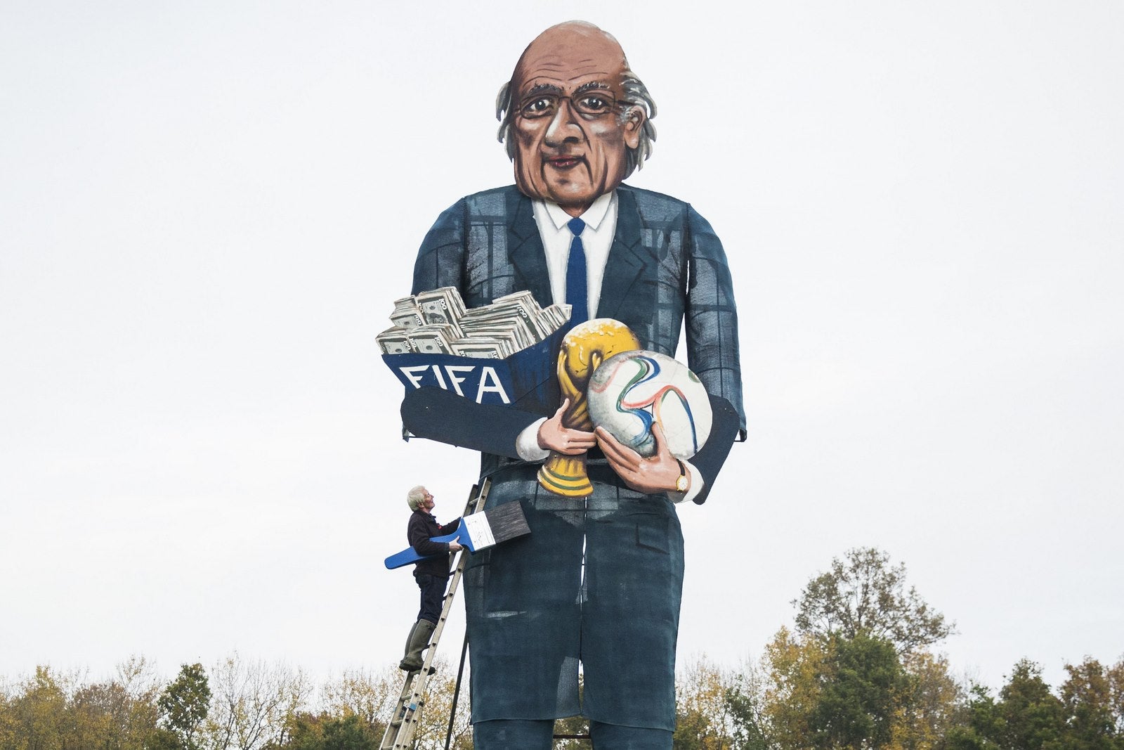 El artista británico Frank Pastor da los toques finales a una efigie gigante del presidente de la FIFA, Joseph Blatter, en Edenbridg.