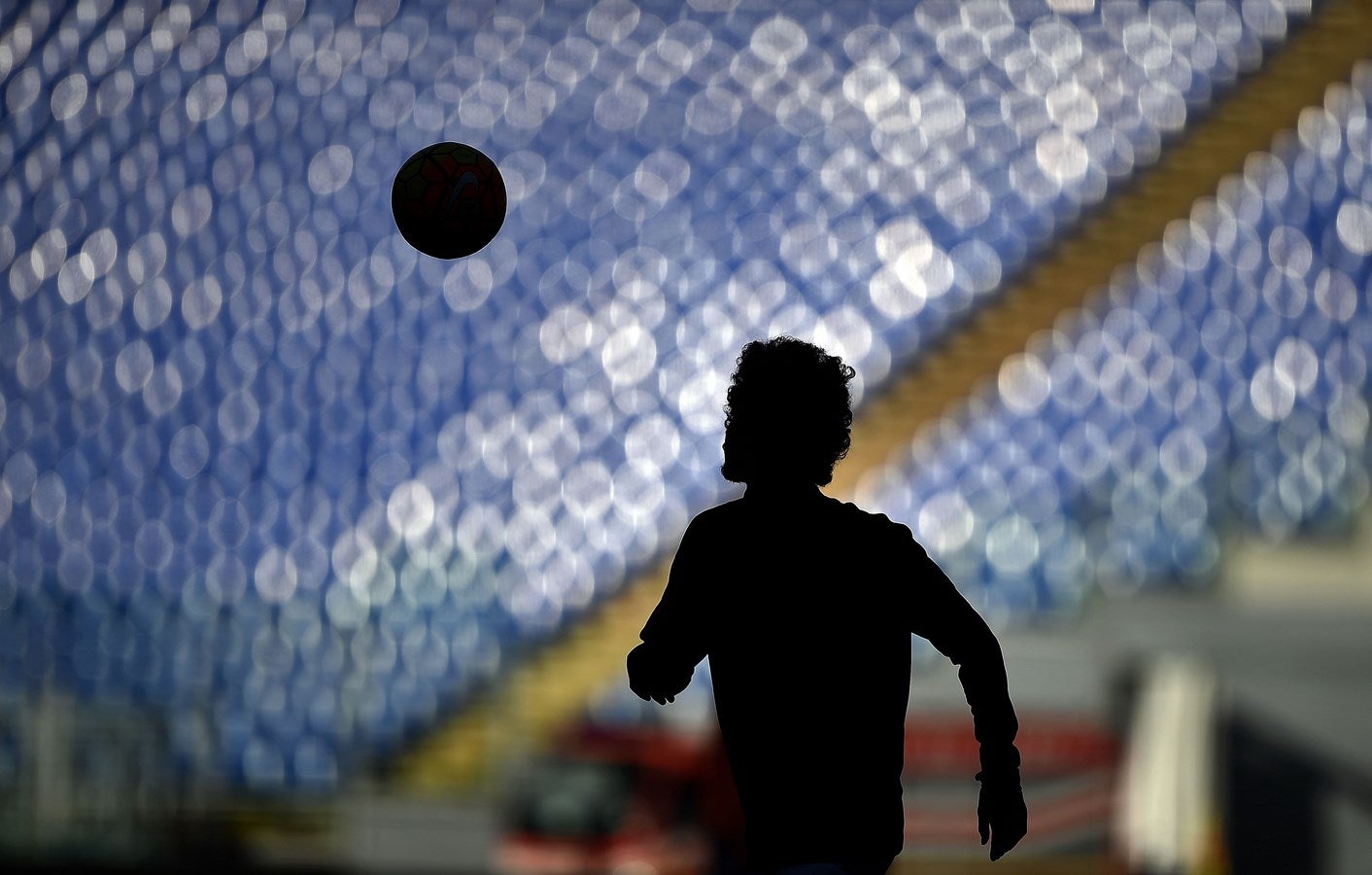 Un jugador calienta antes del partido de fútbol AS Roma vs SS Lazio en el Estadio Olímpico de Roma.