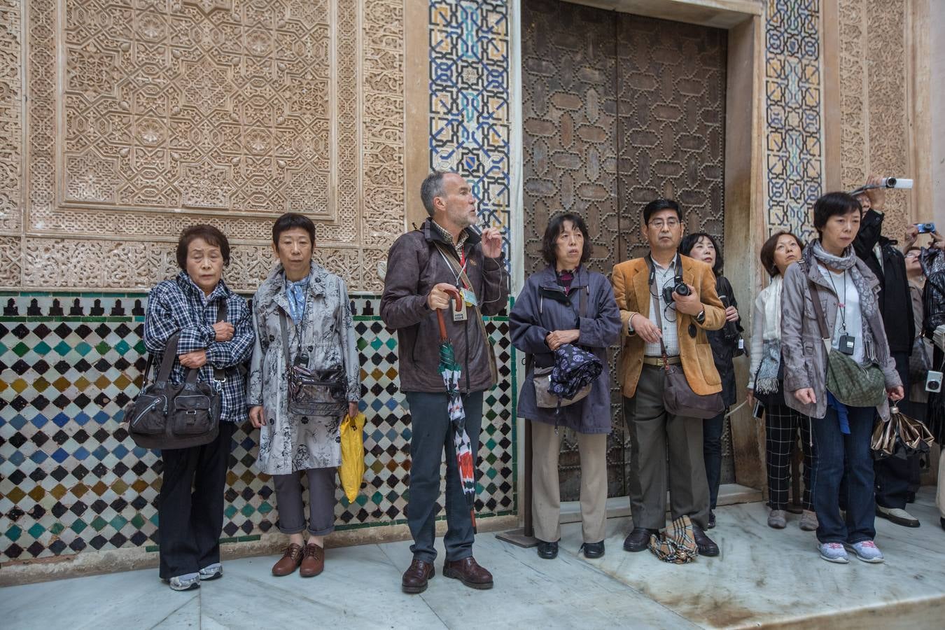 Los guías utilizan distintas estrategias para captar la atención de los turistas y no perderla.