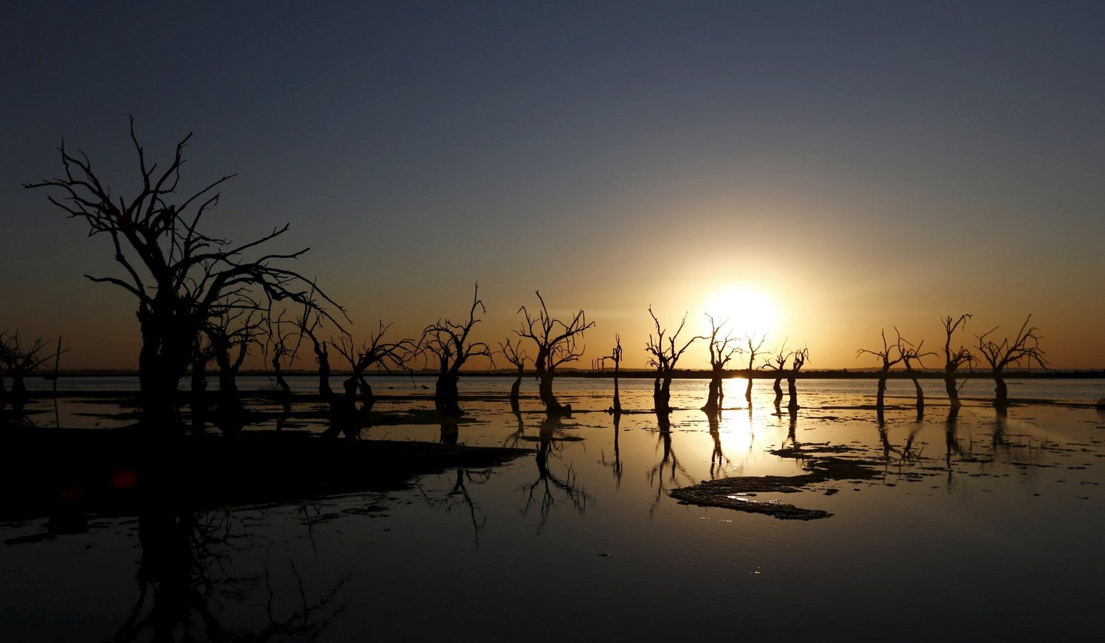 Vista al atardecer en Epecuen. En los últimos años la ciudad de Epecuen, ubicada a 550 km al suroeste de Buenos Aires, ha estado atrayendo a los turistas con su misteriosa atmósfera apocalíptica después de una inundación que sumergió en agua salada durante más de dos décadas.
