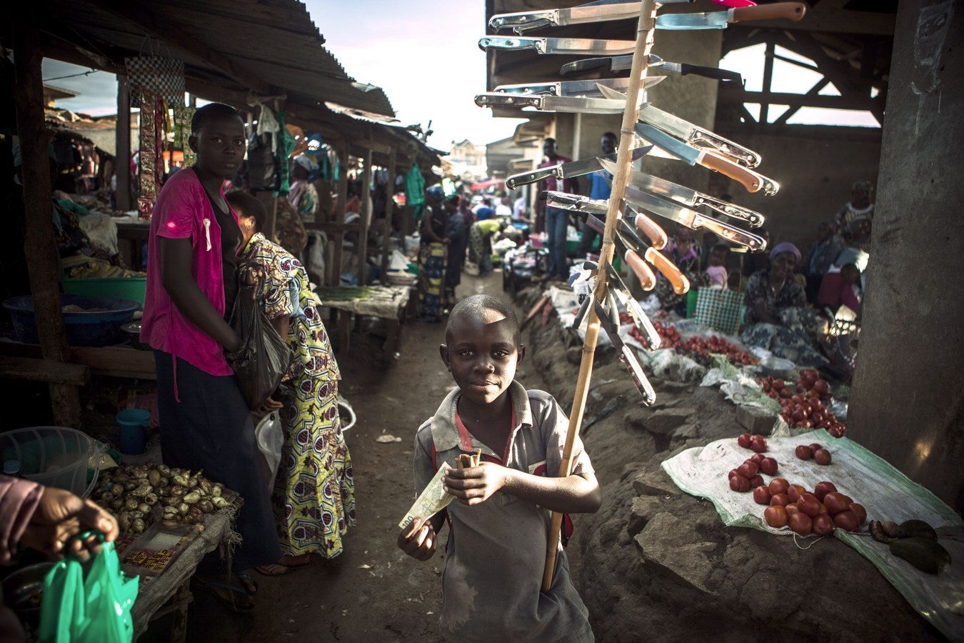 Un chico vendiendo cuchillos en el Gran Mercado de Bunia. La ciudad de Bunia, situado en el este de la República Democrática del Congo y la capital administrativa de la provincia de Ituri, ha sido escenario de muchas peleas y muertes de civiles durante la Segunda Guerra del Congo.