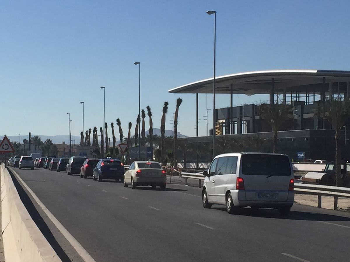 Los accesos al Nevada sufren los primeros atascos serios