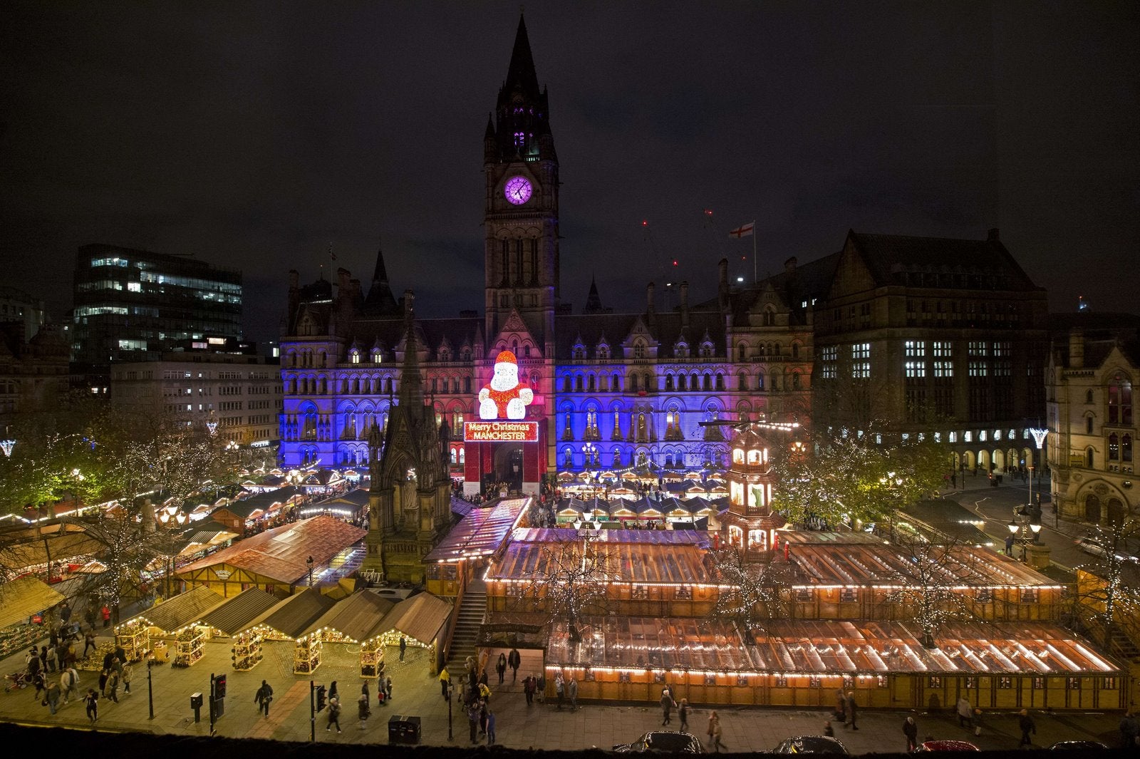 Ayuntamiento de Manchester, iluminado con los tri-colores de la bandera nacional francés en memoria de los fallecidos en los atentados de París.