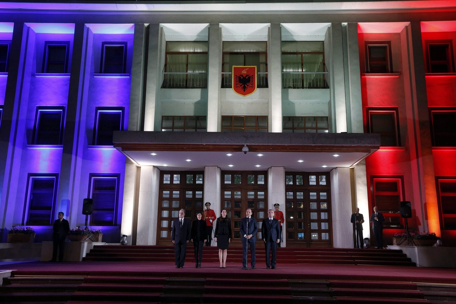 Edificio presidencial en Tirana, Albania, iluminado con los tri-colores de la bandera nacional francés en memoria de los fallecidos en los atentados de París.
