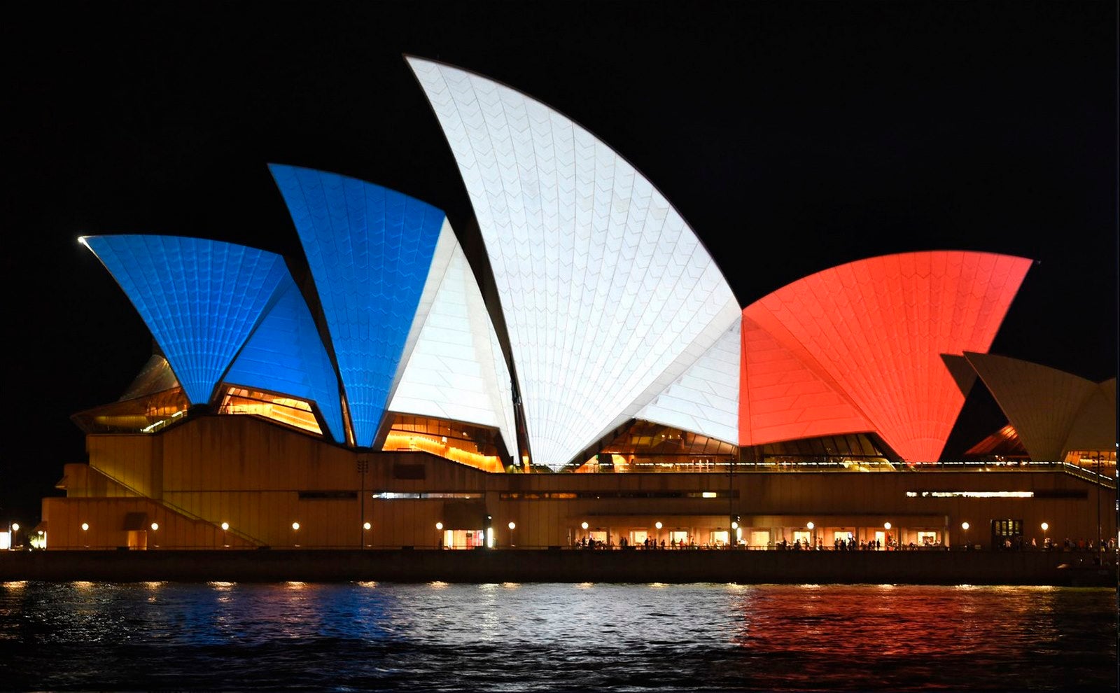 Sydney Opera House, iluminado con los tri-colores de la bandera nacional francés en memoria de los fallecidos en los atentados de París.