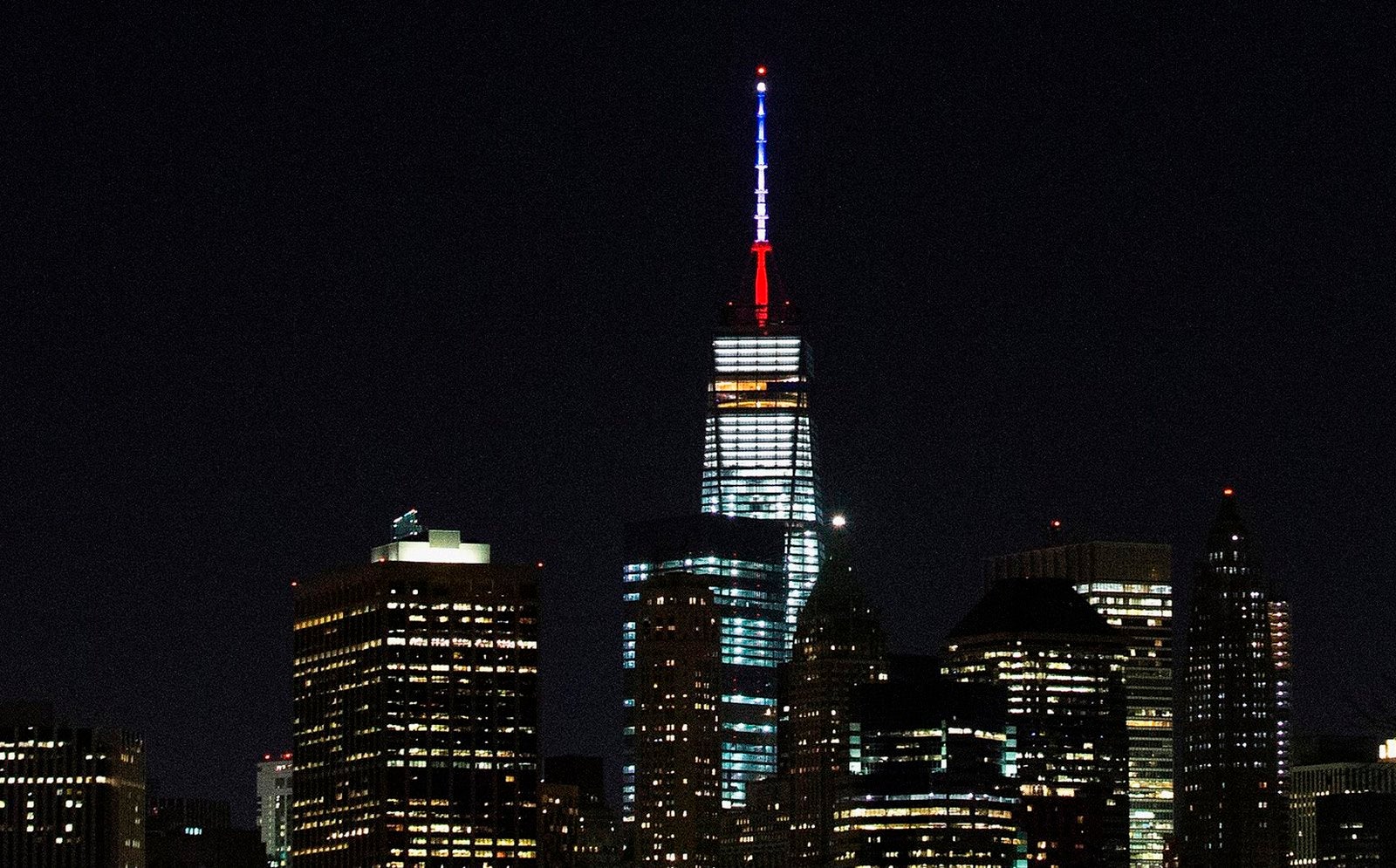 World Trade Center en Nueva York, iluminado con los tri-colores de la bandera nacional francés en memoria de los fallecidos en los atentados de París.