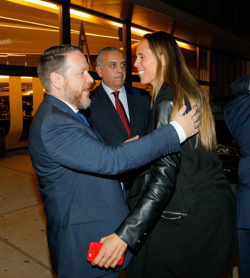 Félix L. Rivadulla saluda a Amaya Valdemoro, en presencia de José Luis Sáez.