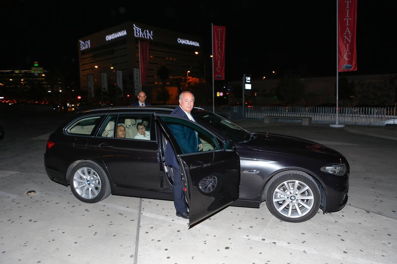 Antonio García Angulo, de Asprogrades, a su llegada al Parque en uno de los BMW cedidos para la gala.