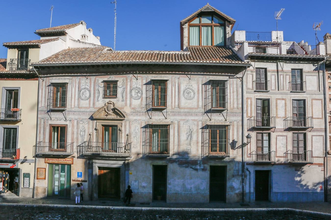 Fachada del Hotel Shine Albayzín en la Carrera del Darro frente a la Alhambra.