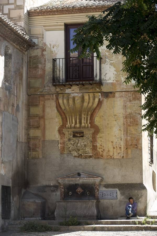 Ornamentación simulada de un balcón de la Iglesia de San Cecilio.