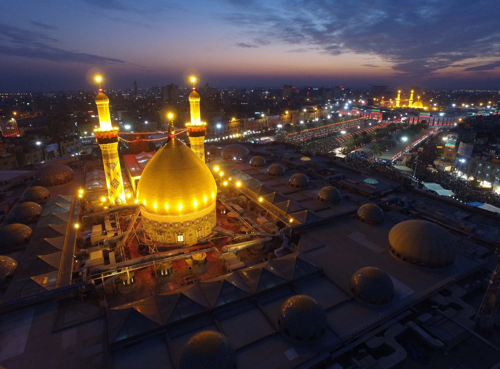 Vista aérea muestra peregrinos chiítas iraquíes a reunirse en los santuarios de Immam Abbas Ibn Ali y el Imam Hussein durante el festival religioso Arbaeen.