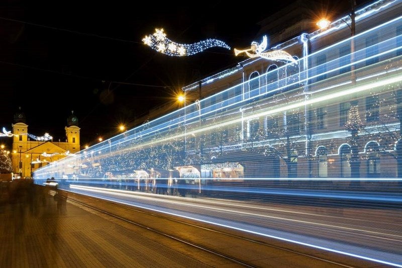 Debrecen (Hungría). La iluminación navideña al paso de un tranvía