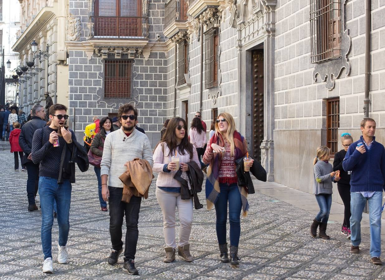 Los turistas llenan Granada en un &#039;puente&#039; de la Constitución marcado por el buen tiempo