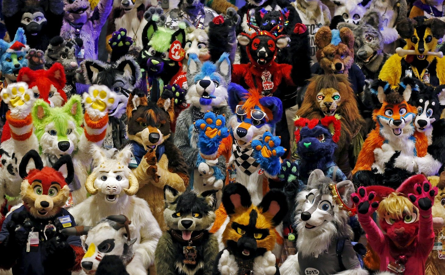 foto de grupo en el suburbio de Rosemont, Illinois, Estados Unidos, 5000 personas se reunieron para seguir el furry fandom basado en animales antropomórficos, personajes animados de dibujos animados con características humanas.