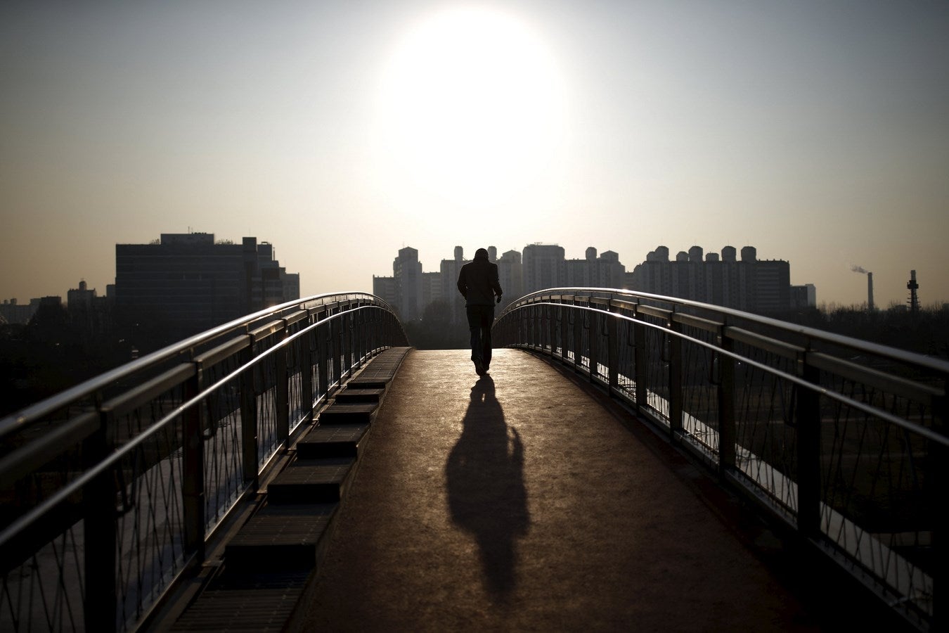 Un hombre corre en un puente de un parque junto al río Han en Seúl, Corea del Sur.