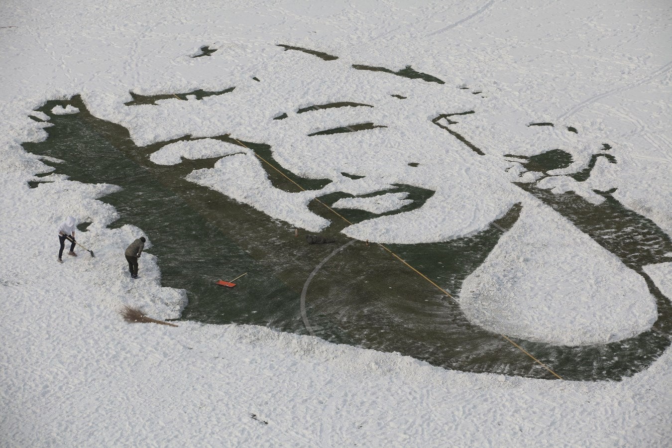 Los estudiantes universitarios crean una imagen de Marilyn Monroe en la nieve en un campo de fútbol, en Changchun, provincia de Jilin, China.
