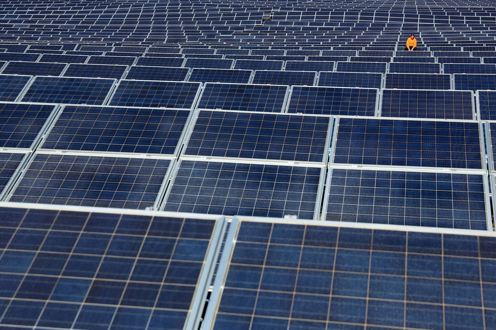 Un hombre de mantenimiento trabaja en paneles solares en Norsol empresa de energía solar en Villaldemiro, norte de España.