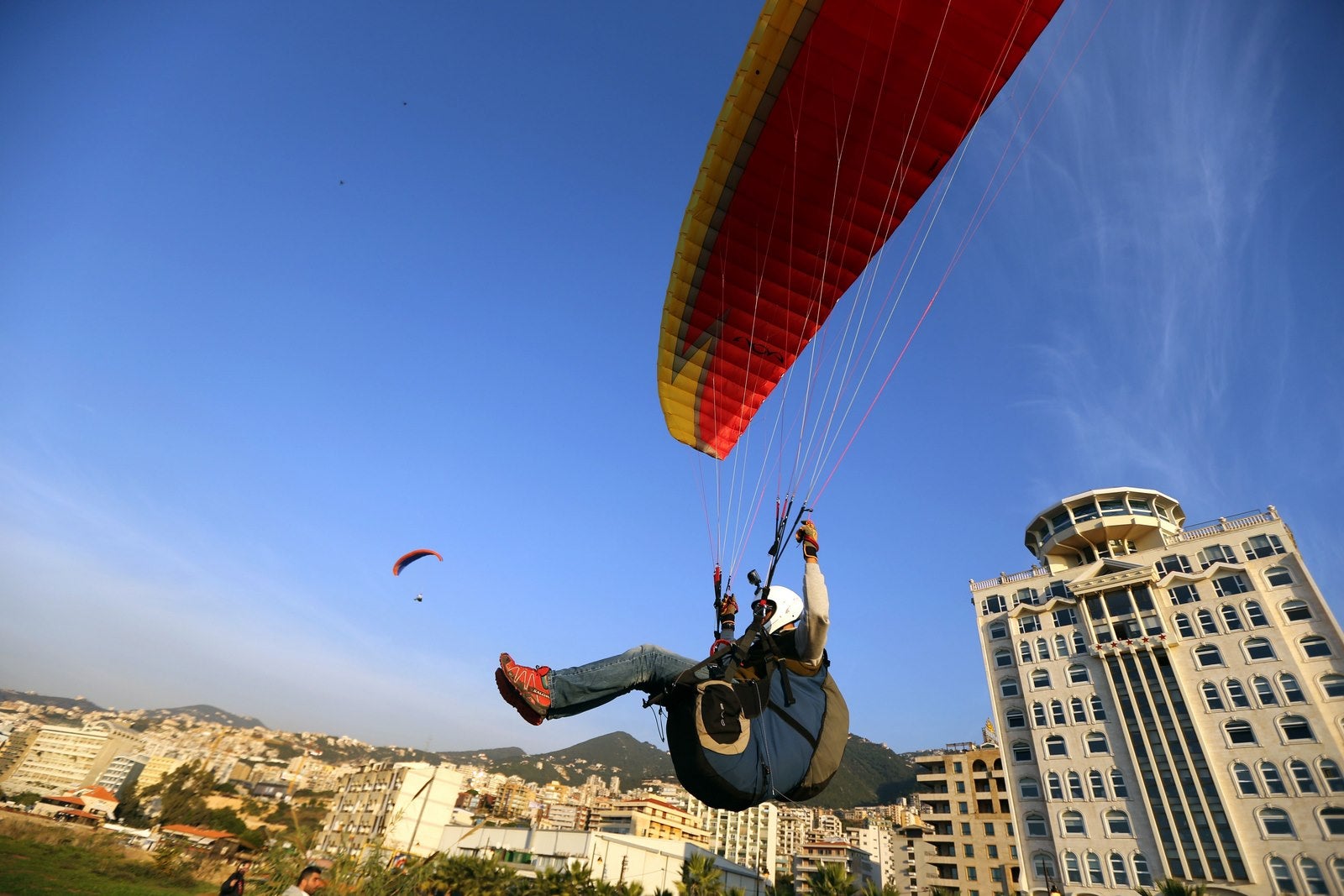 Parapente en el área de Maameltein, al norte de la capital libanesa de Beirut.