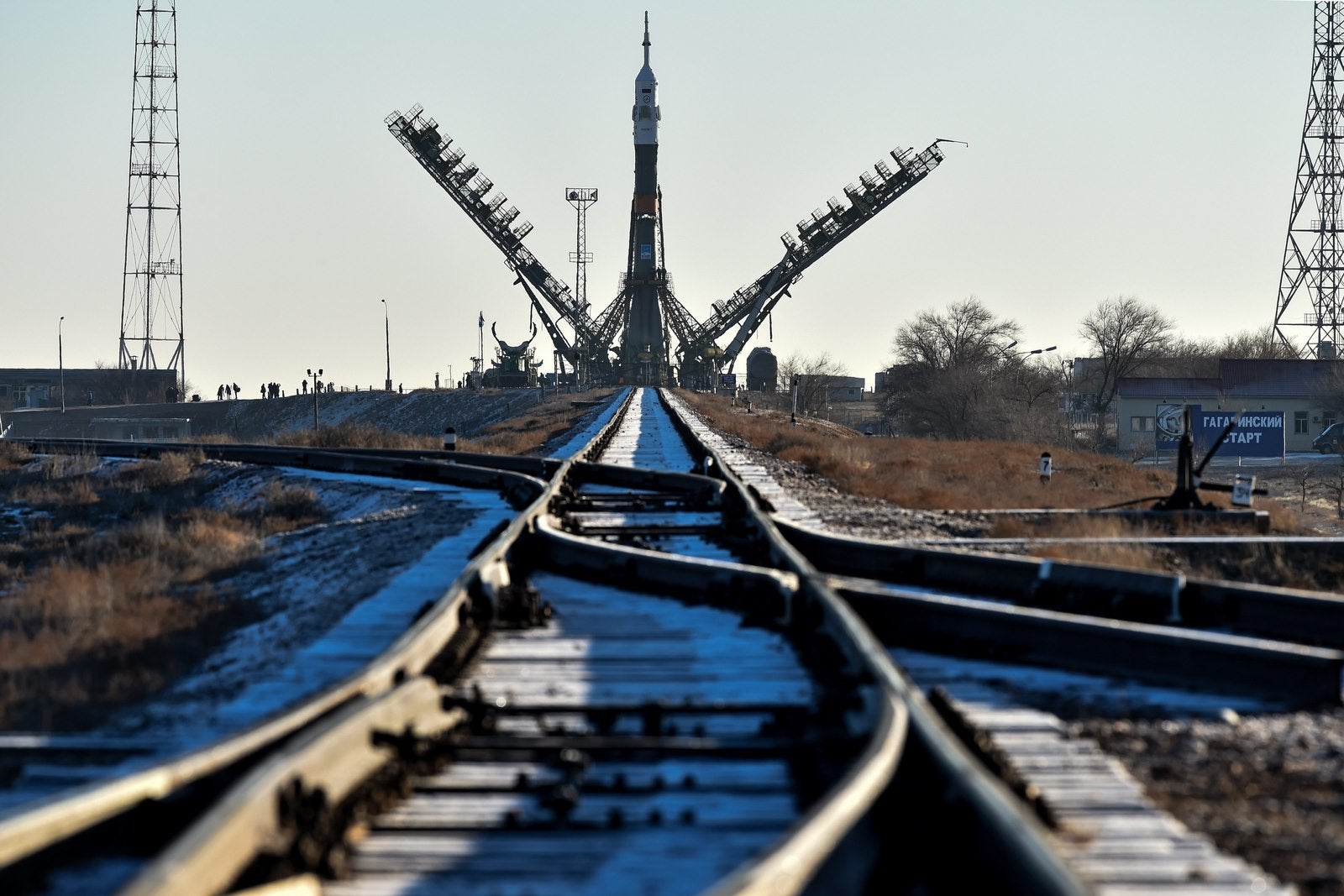 La nave espacial Soyuz TMA-19M montada en la plataforma de lanzamiento en el cosmódromo de Baikonur, en Kazajstán.
