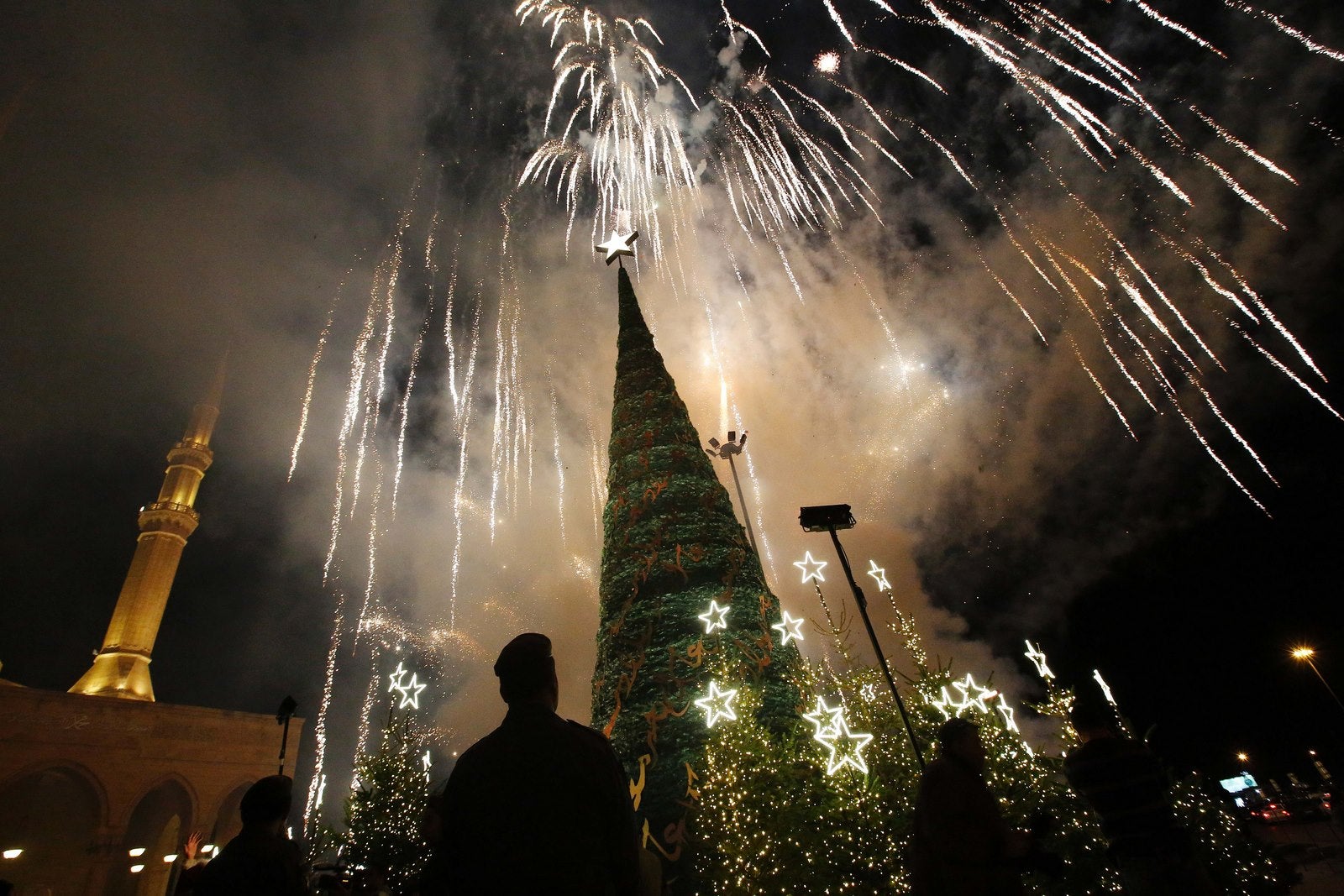 Fuegos artificiales iluminan el cielo como un árbol de Navidad diseñada por el diseñador de moda libanés Elie Saab, frente de la mezquita de Al-Amin en la capital Beirut.