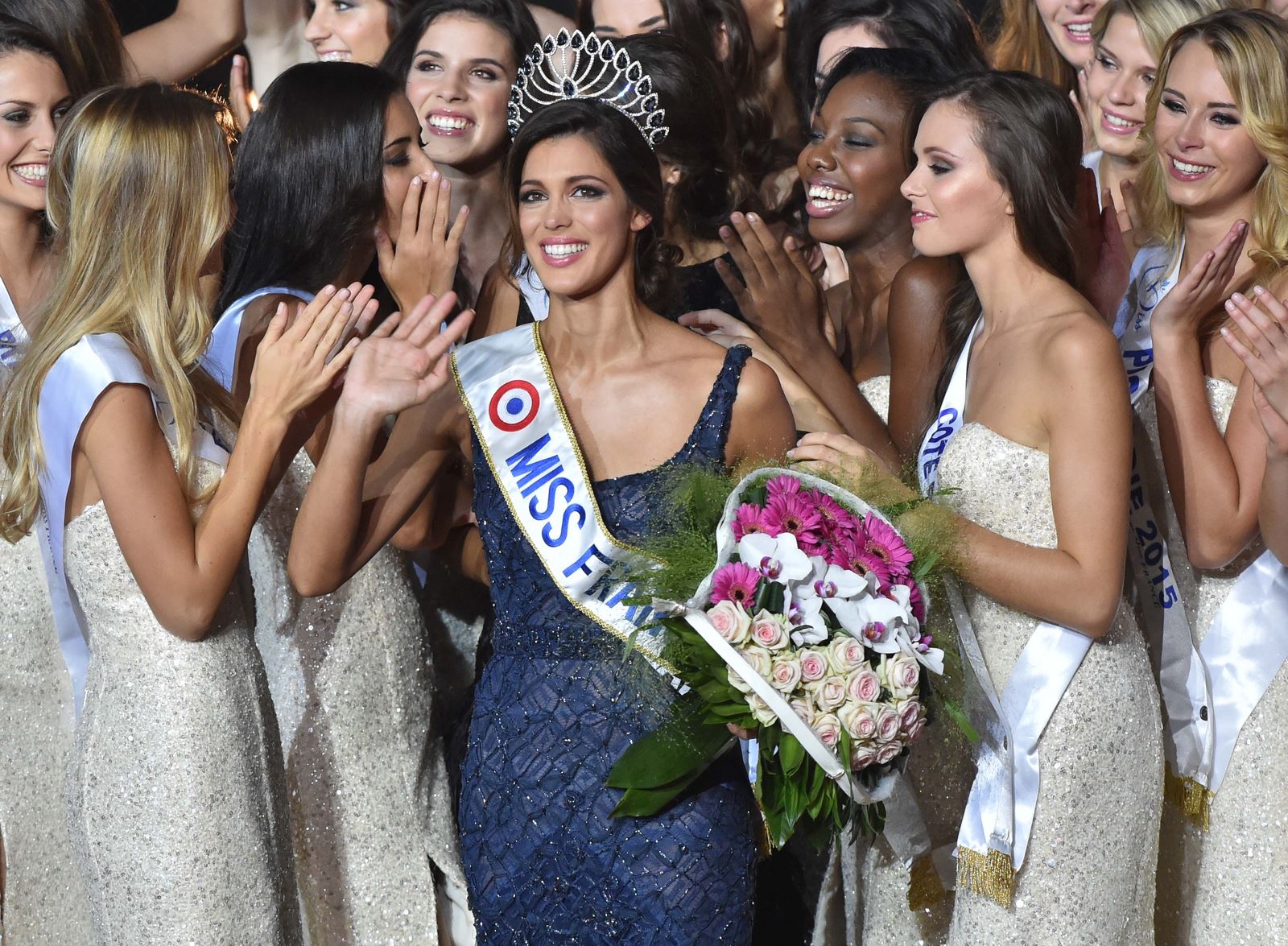Coronada Miss Francia 2016 durante el concurso de belleza Miss Francia.