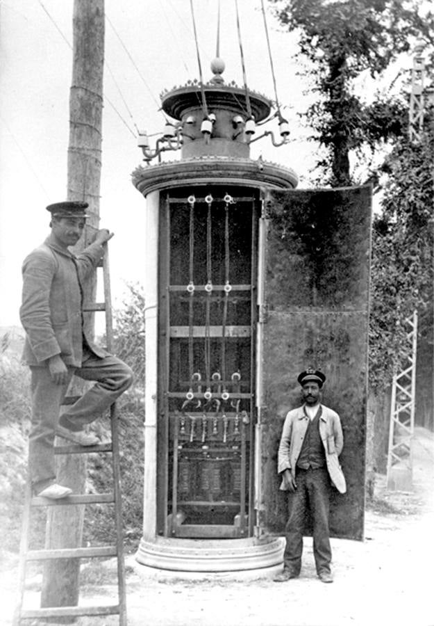 Dos trabajadores, junto al transformador eléctrico en la subida de la Alhambra.