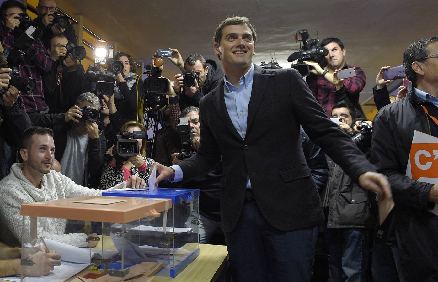 El candidato de Ciudadanos (C's) a la Moncloa, Albert Rivera, vota en el Colegio Santa Marta de L'Hospitalet de Llobregat (Barcelona).